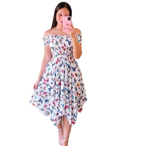 Detailansicht von gerafftem Oberteil und buntem Schmetterlingsdruck am Kleid
