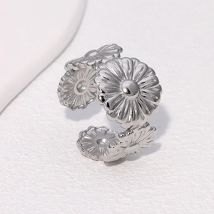Silver daisy flower open ring in stainless steel with detailed floral texture