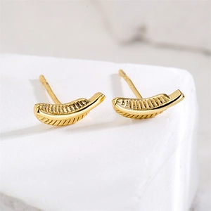 Pendientes de botón con forma de plátano bañados en oro de 18K sobre base blanca