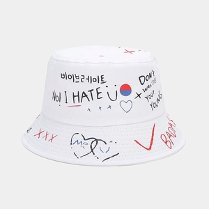 Détail d'un chapeau bob blanc en coton avec imprimés graffiti colorés et texte street style