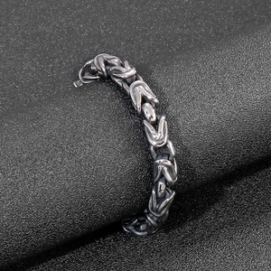 Nahaufnahme eines 8mm grauen Byzantinischen Armbands mit polierten Titanstahl-Gliedern