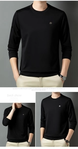 Detail eines schwarzen Langarmshirts mit hexagonalem Logo und gestreifter Schulterstruktur