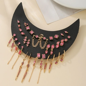 Gros plan détaillé d'un ensemble de boucles d'oreilles dorées avec pierres roses