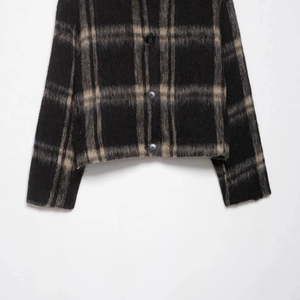 Veste en laine à carreaux noirs et bais avec grand motif à carreaux et boutons