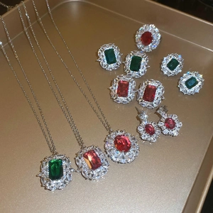 Parure collana e orecchini vintage con zirconi smeraldo e rubino in montatura argento