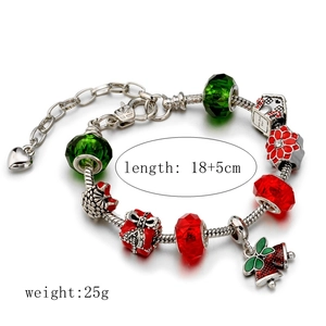 Bracelet à breloques de Noël DIY avec bonhomme de neige et flocons sur chaîne argentée