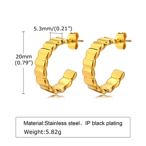 Detail of gold double hoop earrings with wavy texture and dimensions in 20mm height