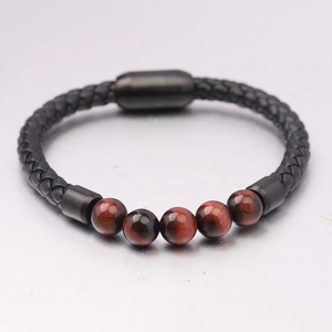 Dettaglio perline occhio di tigre rosso 6mm su bracciale in pelle nera con chiusura