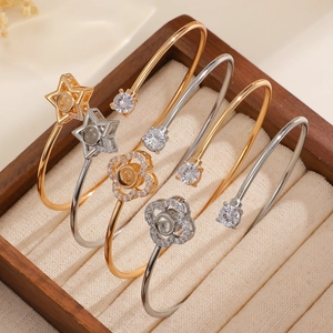 Bracelets ouverts avec projection coeur et fleur en plaqué or 18 carats et argent