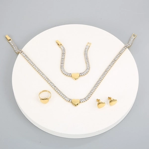 Détail du coffret bijoux cœur plaqué or 18 carats avec cristaux de zircon scintillants