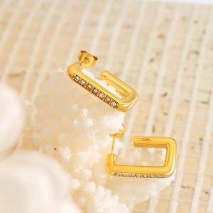 Boucles d'oreilles créoles dorées rectangulaires avec zircons sur socle corail