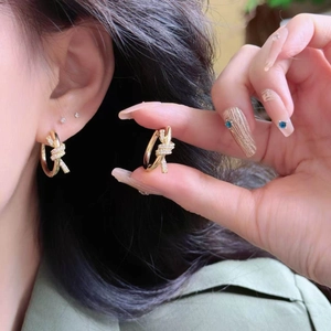 Boucles d'oreilles nœuds plaquées or 18 carats avec oxydes de zirconium sur modèle