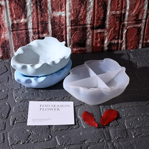 Détail du moule en silicone en forme de feuille à quatre compartiments et plateaux en résine