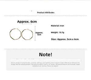 Detailansicht großer geometrischer Creolen mit militärgrünem Emaille und Gold-Finish