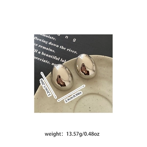 Detailed size chart for silver oval stud earrings showing length 3.2cm and width 2.4cm