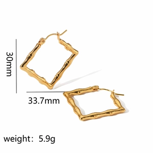 Irregular bamboo square hoop earrings in 18k gold-plated steel with size and weight details