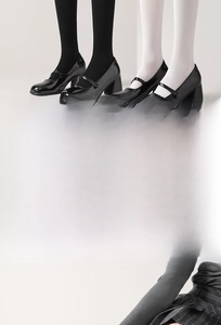 Détail de chaussettes montantes en coton australien avec chaussures Mary Jane rétro