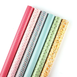 Rouleaux de papier cadeau décoratif aux motifs floraux et géométriques colorés