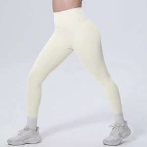 Detailansicht der cremeweißen High-Waist-Yogahose mit nahtloser Textur und körperbetonter Passform
