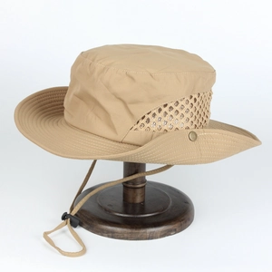 Détail du chapeau de soleil kaki avec filet respirant latéral et mentonnière réglable