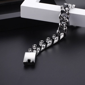Dettaglio del bracciale punk in acciaio inossidabile con incisioni a forma di teschio