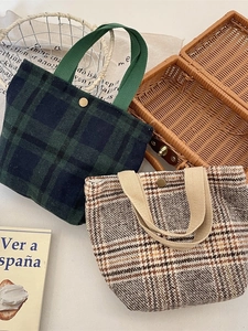 Borsa a mano retrò in lana a quadri con bottone metallico e manici in tessuto