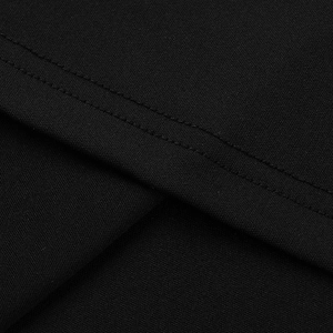 Vue macro détaillée du tissu en maille noire avec couture à double aiguille de qualité