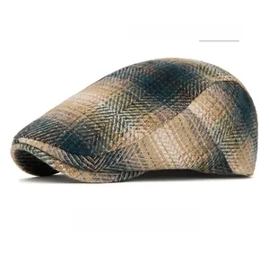Vue détaillée du béret à carreaux kaki montrant la texture tissée vintage et le tissu