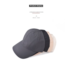 Détail de quatre casquettes de baseball à queue de cheval en gris, noir, kaki et beige