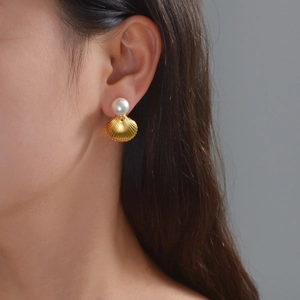 Élégantes boucles d'oreilles coquillage doré et perle au design marin pour femme