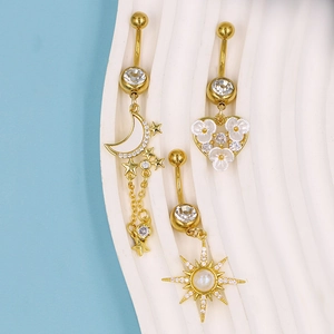 Bauchpiercing-Set in Gold mit Mond- und Herzanhängern, besetzt mit Zirkonia und Perlen