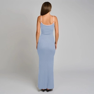 Rückansicht eines blauen Bodycon-Maxikleides mit dünnen Trägern und rückenfreiem Design aus Strick