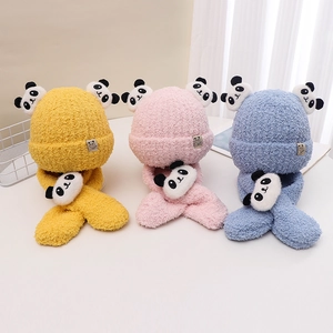 Dettaglio di set cappello e sciarpa panda in peluche in giallo, rosa e azzurro