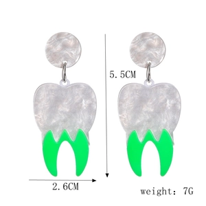 Macro shot of Halloween fang earrings with 5.5cm size and 7g weight details