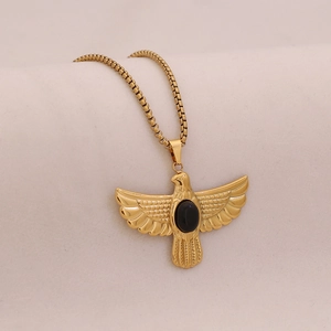 Collana con pendente aquila dorata con pietra ovale nera su catena box da donna