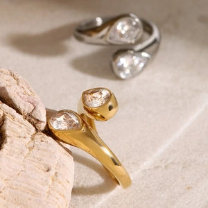 Anello aperto in acciaio inossidabile placcato oro 18k con due zirconi a goccia asimmetrici