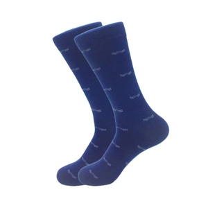 Details von dunkelblauen Herrensocken mit silbergrauen horizontalen Punktmustern