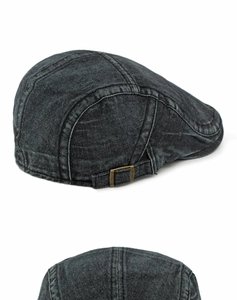 Gros plan sur la casquette plate en jean noir délavé avec boucles de réglage en métal