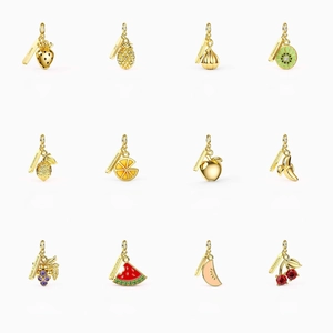 Détail de douze pendentifs de fruits dorés avec mots de vertu sur fond blanc
