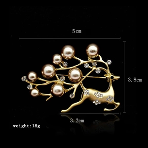 Detailed size specifications for a gold running deer brooch with pearls and rhinestones