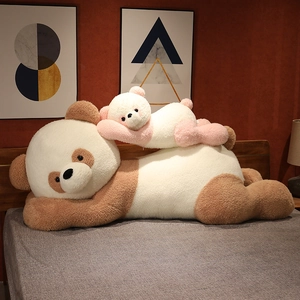Détail de housses de peluches ours brun et rose posées sur un lit de chambre douillet