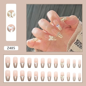 Faux ongles ballerine champagne avec pointes françaises argentées et papillons en métal 3D
