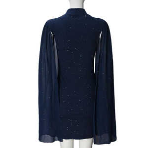 Detail von dunkelblauem Sternen-Paillettenstoff und eleganten Cape-Ärmeln am Kleid