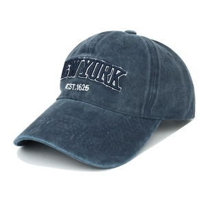 Detailansicht der NEW YORK Stickerei auf gewaschener blauer Baumwolle Baseballkappe