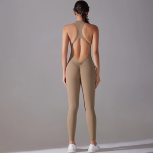 Vue arrière d'une combinaison de yoga kaki avec dos nu et design liftant pour les fesses