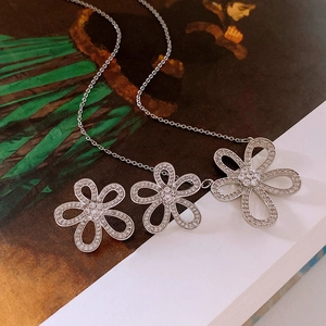 Gros plan d'un collier fleur en argent avec zircons sur fond de peinture ancienne