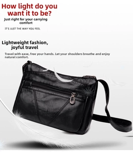 Détail d'un sac bandoulière léger en cuir noir avec plusieurs compartiments zippés