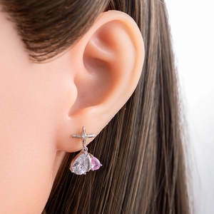 Orecchini a croce d'argento con pendenti a goccia scintillanti in bianco e rosa