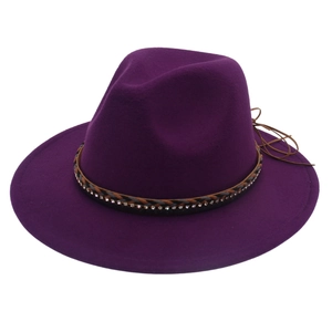Dettaglio cappello fedora in feltro viola con fascia intrecciata e strass