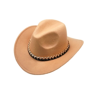 Cappello da cowboy western classico color cammello chiaro con catena d'oro su sfondo bianco